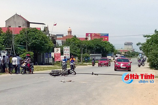 gap xe tai bat ngo lao ra 2 thanh nien di xe may bi thuong nang