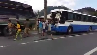 xuat hien video ghi lai canh xe tai cuu xe khach duoi chan deo bao loc