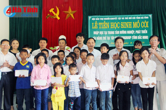 vingroup nuoi duong 24 hoc sinh mo coi ha tinh