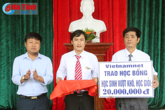 nhieu phan qua den voi hoc sinh ngheo trong ngay khai giang