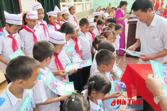 nhieu phan qua den voi hoc sinh ngheo trong ngay khai giang