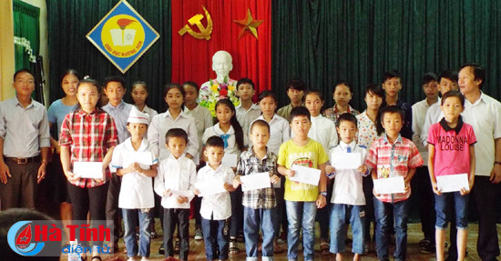 nhieu phan qua den voi hoc sinh ngheo trong ngay khai giang