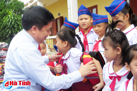 nhieu phan qua den voi hoc sinh ngheo trong ngay khai giang