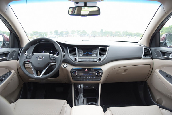 Nội thất Hyundai Tucson 2016 hyundai santa fe tucson va elantra dong loat giam gia 30 trieu