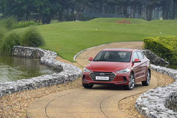 hyundai santa fe tucson va elantra dong loat giam gia 30 trieu