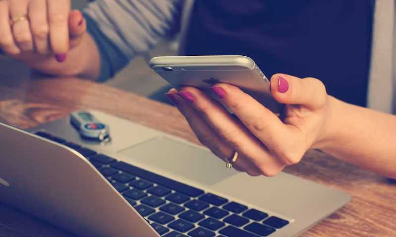 dung phoi bay tam trang cua minh len mang xa hoi nua