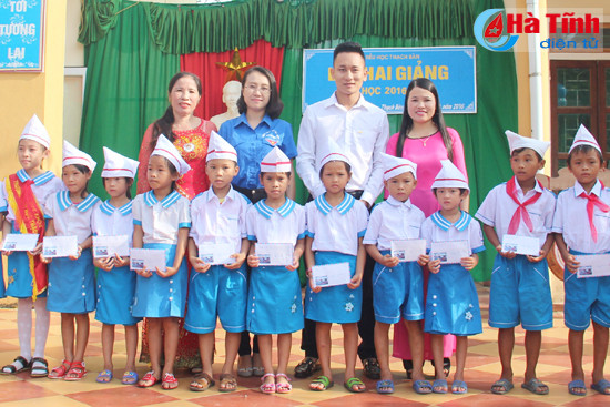 nhieu phan qua den voi hoc sinh ngheo trong ngay khai giang