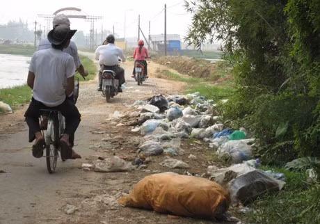 Không chỉ gây ô nhiễm môi trường, làm mất cảnh quan đô thi, rác còn gây cản trở giao thông trên một số tuyến đường giao thông nông thôn
