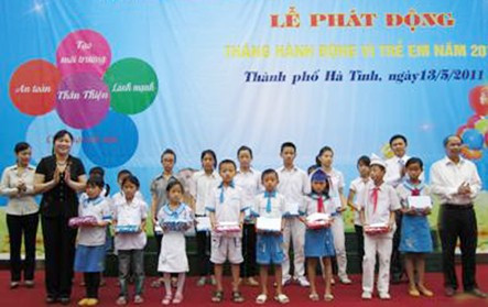 Lãnh đạo tỉnh Hà Tĩnh tặng quà cho các em học sinh nghèo vượt khó trên địa bàn TP Hà Tĩnh Lãnh đạo tỉnh Hà Tĩnh tặng quà cho các em học sinh nghèo vượt khó trên địa bàn TP Hà Tĩnh