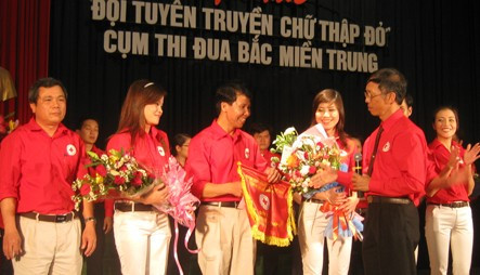 Với sự thể hiện sự xuất sắc trong các phần thi, Đội tuyên truyền Chữ thập đỏ Hà Tĩnh đã giành giải nhất cụm thi đua Bắc miền Trung và Hội thi chung kết toàn quốc