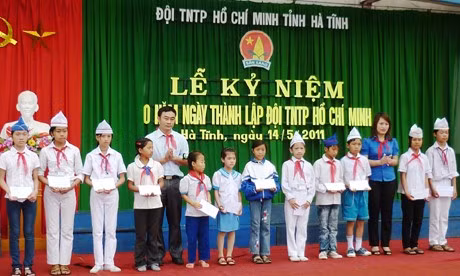 Lãnh đạo Hội đồng đội Hà Tĩnh trao quà cho 15 đội viên tiêu biểu vượt khó học giỏi trong toàn tỉnh.