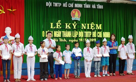 Lãnh đạo Hội đồng đội Hà Tĩnh trao quà cho 15 đội viên tiêu biểu vượt khó học giỏi trong toàn tỉnh.