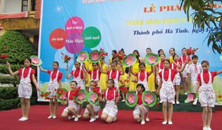 Tiết mục văn nghệ của các em học sinh trường THCS Nguyễn Du tại lễ phát động Tiết mục văn nghệ của các em học sinh trường THCS Nguyễn Du tại lễ phát động