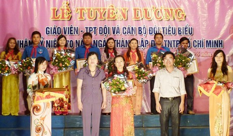 Trưởng Ban Dân vận Tỉnh uỷ Trần Thị Kim Hoa trao phần thưởng cho các cán bộ - tổng phụ trách Đội tiêu biểu