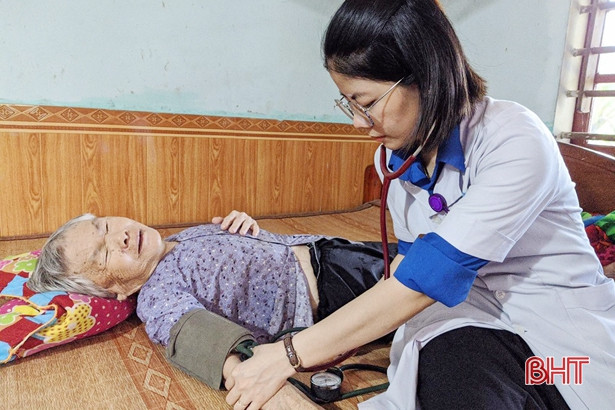 Trao 400 bát cháo tình thương cho bệnh nhân nghèo ở Thạch Hà, Vũ Quang