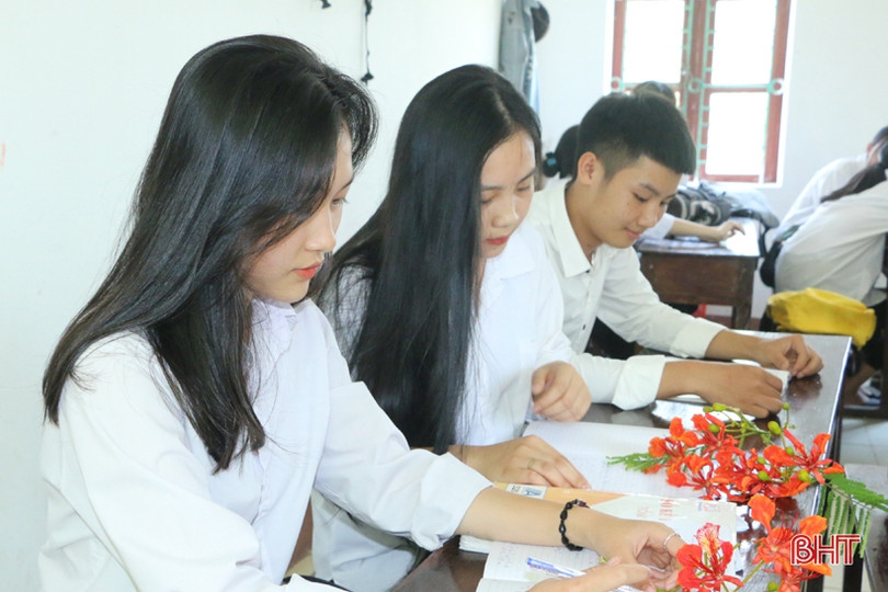 Tuổi học trò xao xuyến mùa phượng đỏ