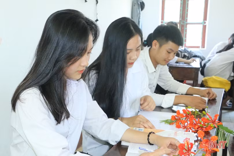 Tuổi học trò xao xuyến mùa phượng đỏ