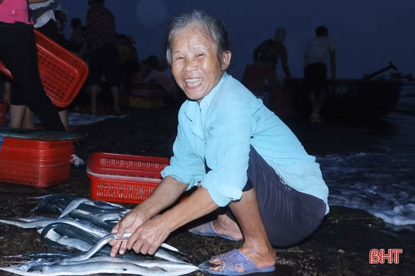 Về Hà Tĩnh “soi đèn” đi chợ cá, ngắm bình minh