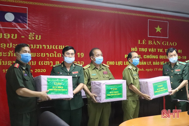 Trao vật tư y tế, lương thực hỗ trợ Lào phòng chống dịch Covid-19