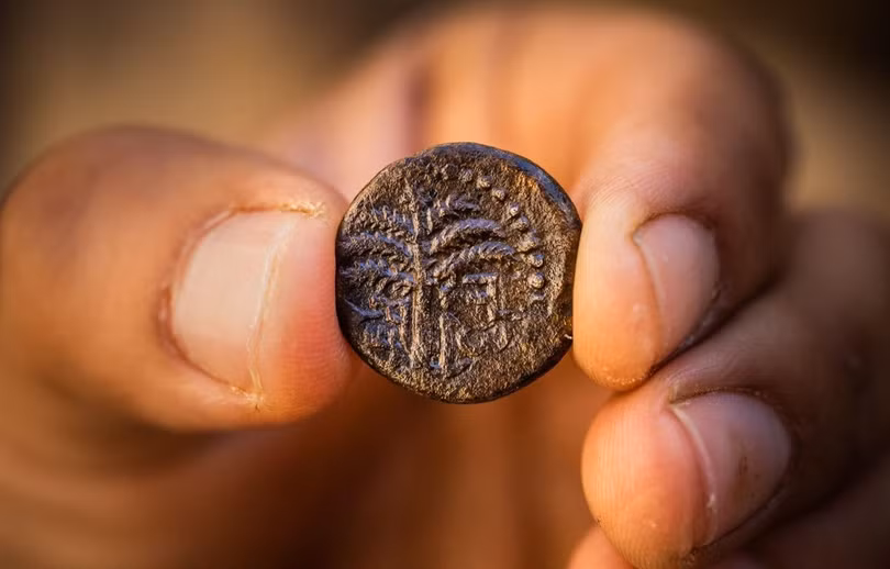 Israel phát hiện đồng tiền cổ bằng đồng 1.900 năm tuổi tại Jerusalem
