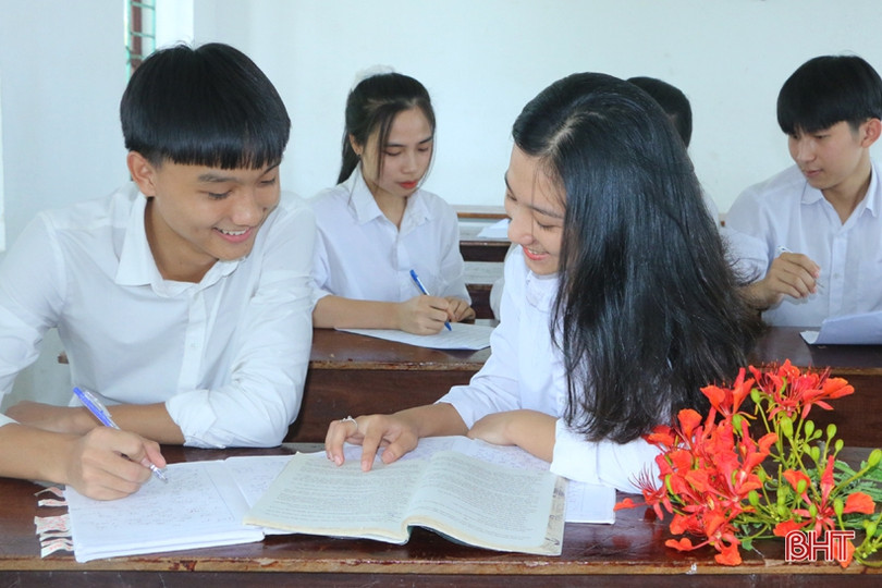 Tuổi học trò xao xuyến mùa phượng đỏ