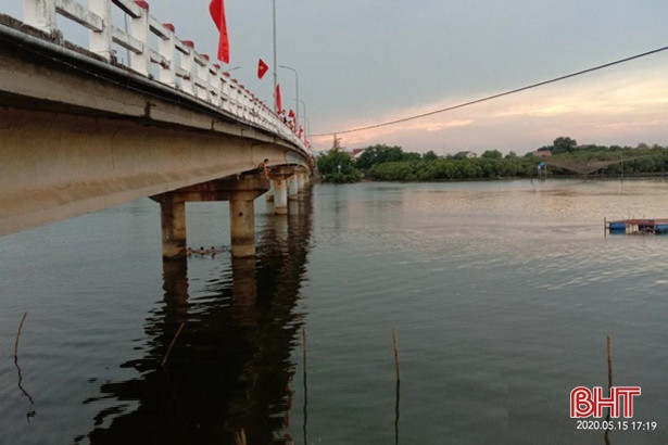 Thi nhau đứng trên cầu lao xuống sông, bất chấp nguy hiểm