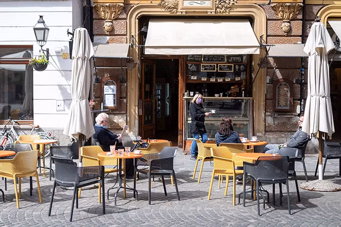 Quốc gia châu Âu đầu tiên tuyên bố hết Covid-19