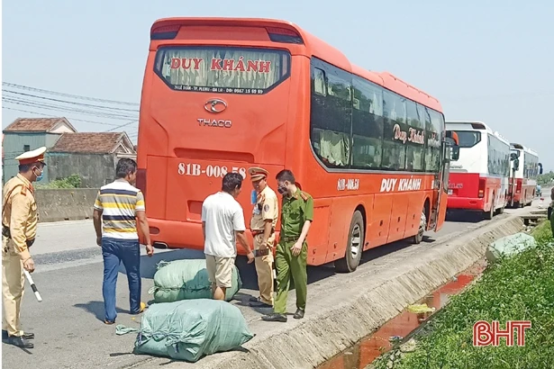 CSGT Hà Tĩnh liên tục bắt giữ 3 xe khách chở hàng lậu trị giá trên 250 triệu đồng