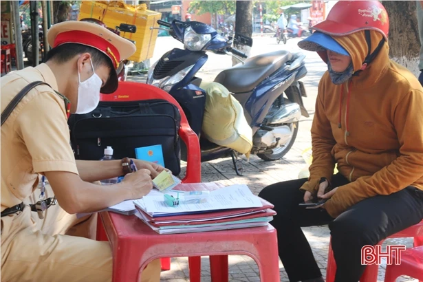 CSGT Hà Tĩnh xử lý 206 trường hợp vi phạm trong ngày đầu tổng kiểm soát ô tô, xe máy