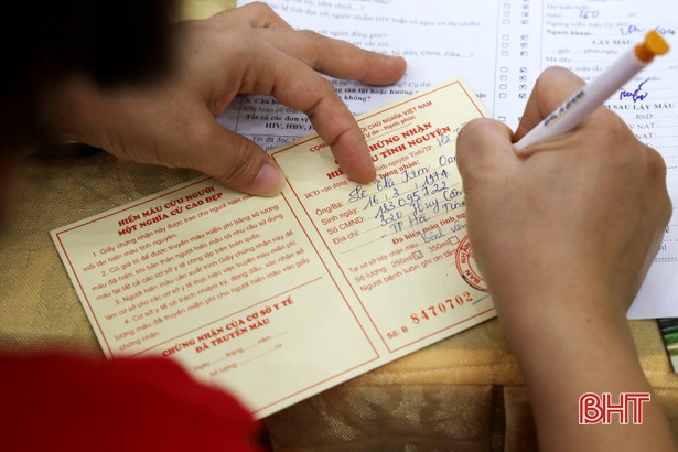 Hơn 100 người tham gia hiến máu hưởng ứng Tháng Nhân đạo