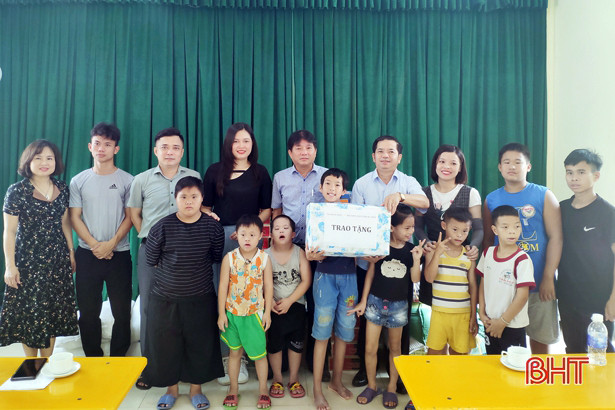 “Siêu thị hạnh phúc 0 đồng” đến với trẻ mồ côi, người có công Hà Tĩnh