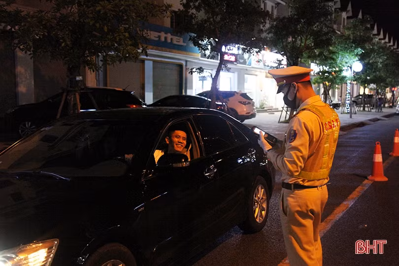 Đêm đầu TP. Hà Tĩnh kiểm tra nồng độ cồn sau dịch Covid, 11 trường hợp vi phạm