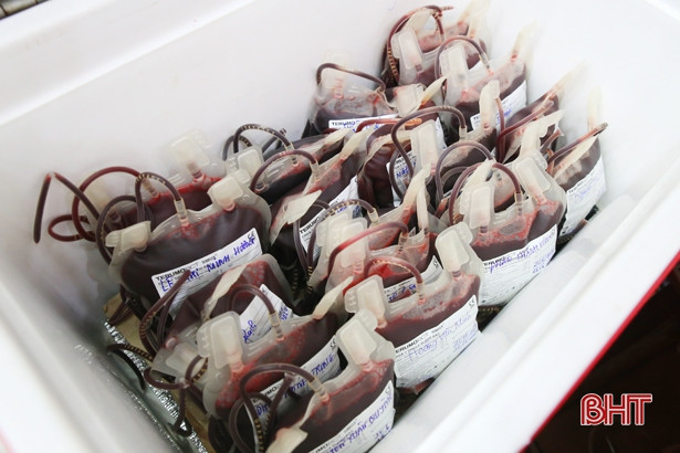 Hơn 100 người tham gia hiến máu hưởng ứng Tháng Nhân đạo