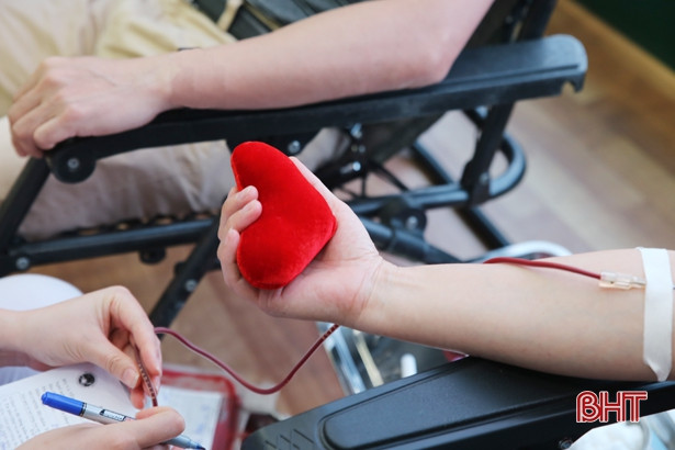 Hơn 100 người tham gia hiến máu hưởng ứng Tháng Nhân đạo