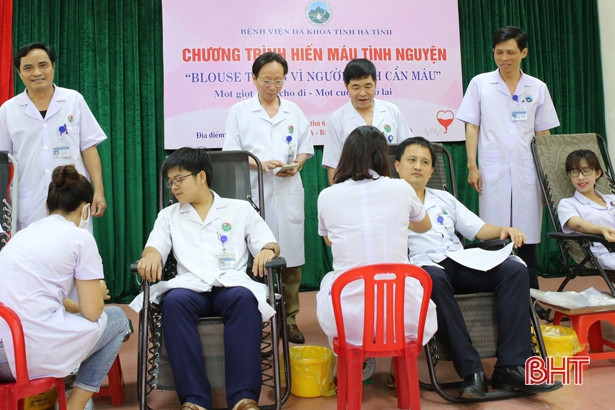 “Blouse trắng vì người bệnh cần máu” - BVĐK Hà Tĩnh thu về 110 đơn vị máu