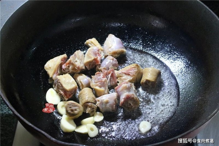 Tuyệt chiêu làm đùi vịt hầm khoai tây đơn giản, đậm đà thơm phức