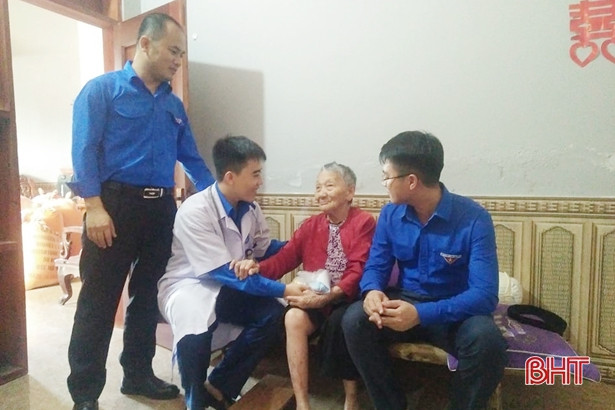 Trao 400 bát cháo tình thương cho bệnh nhân nghèo ở Thạch Hà, Vũ Quang