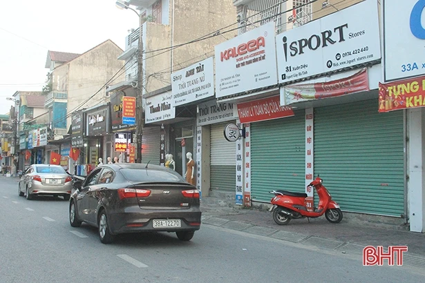 Kinh doanh ế ẩm, nhiều cửa hàng phố thời trang ở Hà Tĩnh treo biển cho thuê 