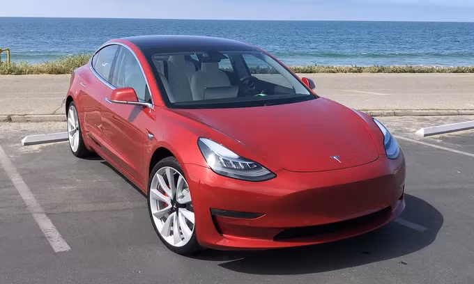 Định cướp ôtô nhưng bị tài xế nhốt trong xe