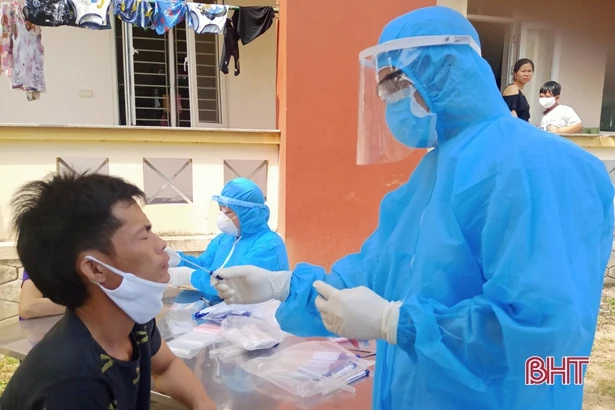 Phòng dịch bệnh mùa hè cho công dân đang cách ly tập trung ở Hà Tĩnh 