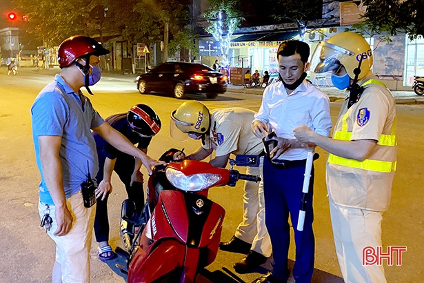 30 trường hợp bị phạt 70 triệu đồng trong 2 ngày đầu Công an TX. Hồng Lĩnh ra quân