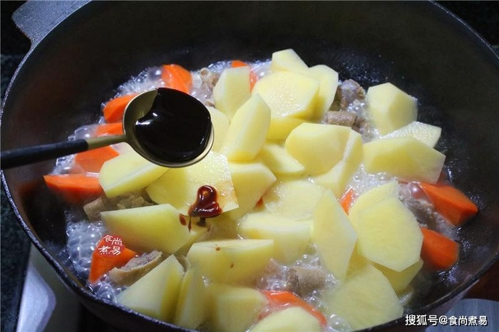 Tuyệt chiêu làm đùi vịt hầm khoai tây đơn giản, đậm đà thơm phức