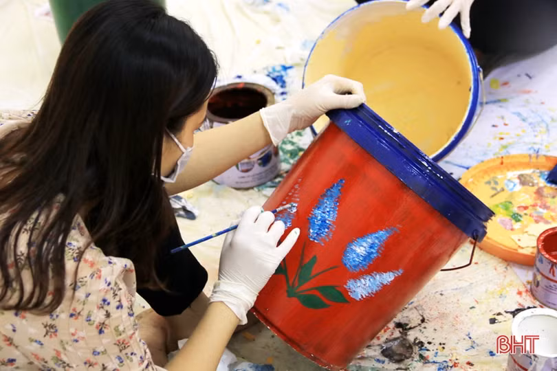 ĐVTN thị xã Kỳ Anh tái chế thùng sơn cũ thành chậu hoa tặng xã nông thôn mới