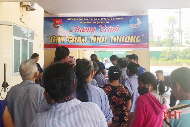 Trao 400 bát cháo tình thương cho bệnh nhân nghèo ở Thạch Hà, Vũ Quang