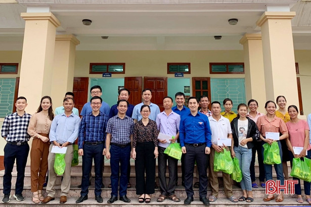 Hỗ trợ 300 triệu đồng cho người dân có hoàn cảnh khó khăn ở Hà Tĩnh