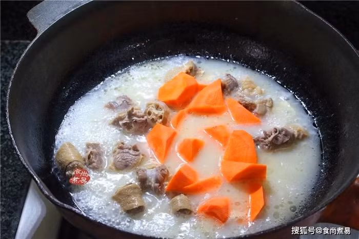 Tuyệt chiêu làm đùi vịt hầm khoai tây đơn giản, đậm đà thơm phức