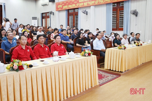 Hơn 100 người tham gia hiến máu hưởng ứng Tháng Nhân đạo