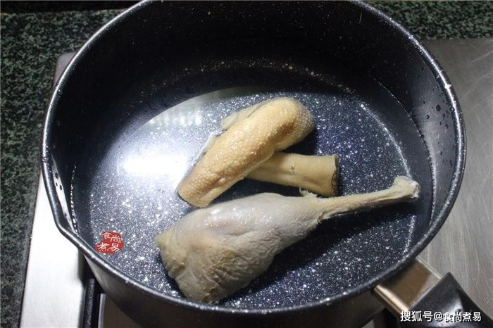 Tuyệt chiêu làm đùi vịt hầm khoai tây đơn giản, đậm đà thơm phức