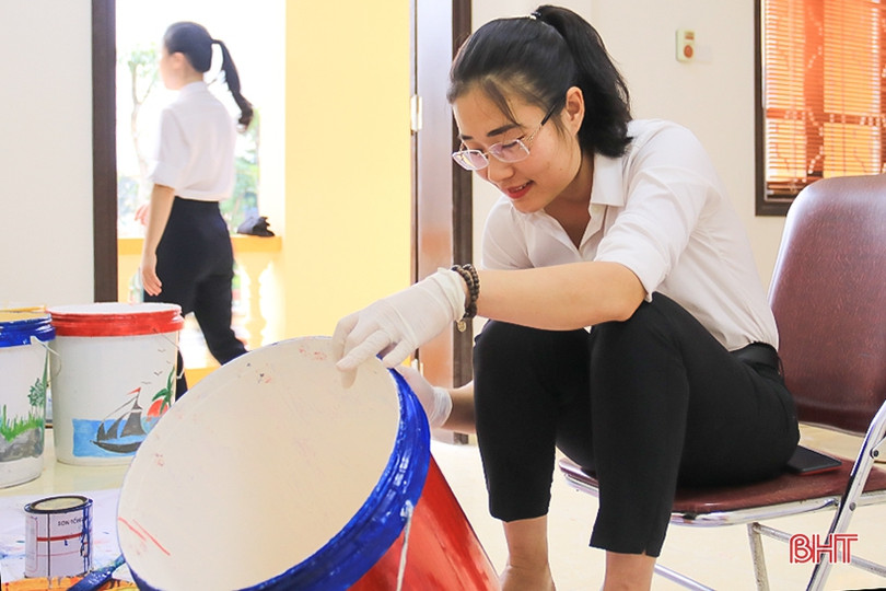 ĐVTN thị xã Kỳ Anh tái chế thùng sơn cũ thành chậu hoa tặng xã nông thôn mới