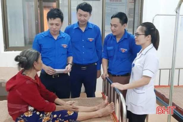 Trao 400 bát cháo tình thương cho bệnh nhân nghèo ở Thạch Hà, Vũ Quang